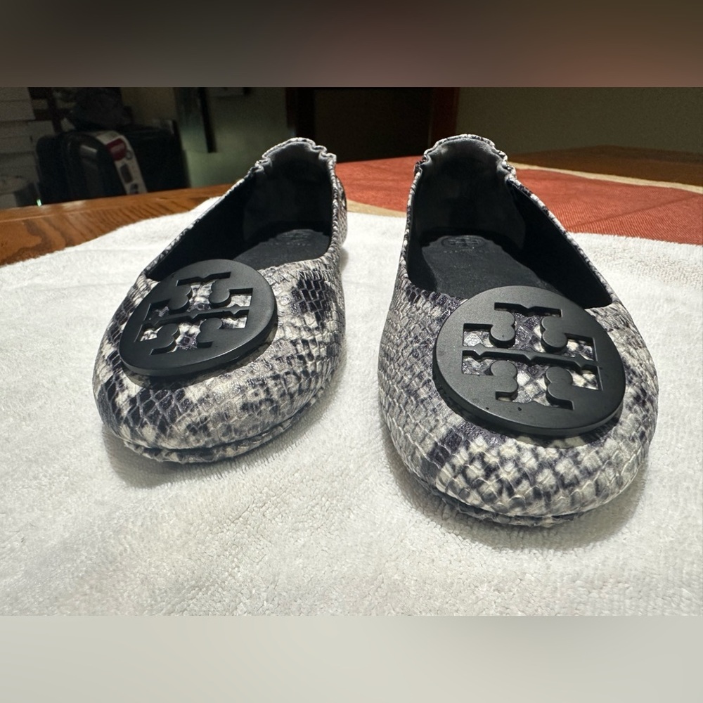 TORY BURCH MINNIE BALLET FLATS SIZE 8 BLACK & WHITE SNAKE PRINT - Picture 5 of 11